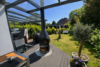 Modernisiertes Einfamilienhaus mit Dachterrasse, Sauna & Doppelgarage - Gemütliche Terasse mit Kamin und Garten