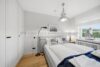 **RESERVIERT** - Stilvolles Wohnen unter Reet – renovierte ferienvermietbare Erdgeschosswohnung in Wenningstedt - Schlafzimmer
