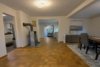 Modernisiertes Einfamilienhaus mit Dachterrasse, Sauna & Doppelgarage - Wohnzimmer