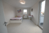 Modernisiertes Einfamilienhaus mit Dachterrasse, Sauna & Doppelgarage - Kinderzimmer