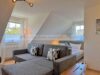 Gepflegte Doppelhaushälfte mit einer Ferienwohnung sowie einer Doppelgarage - Wohnzimmer/Schlafbereich
